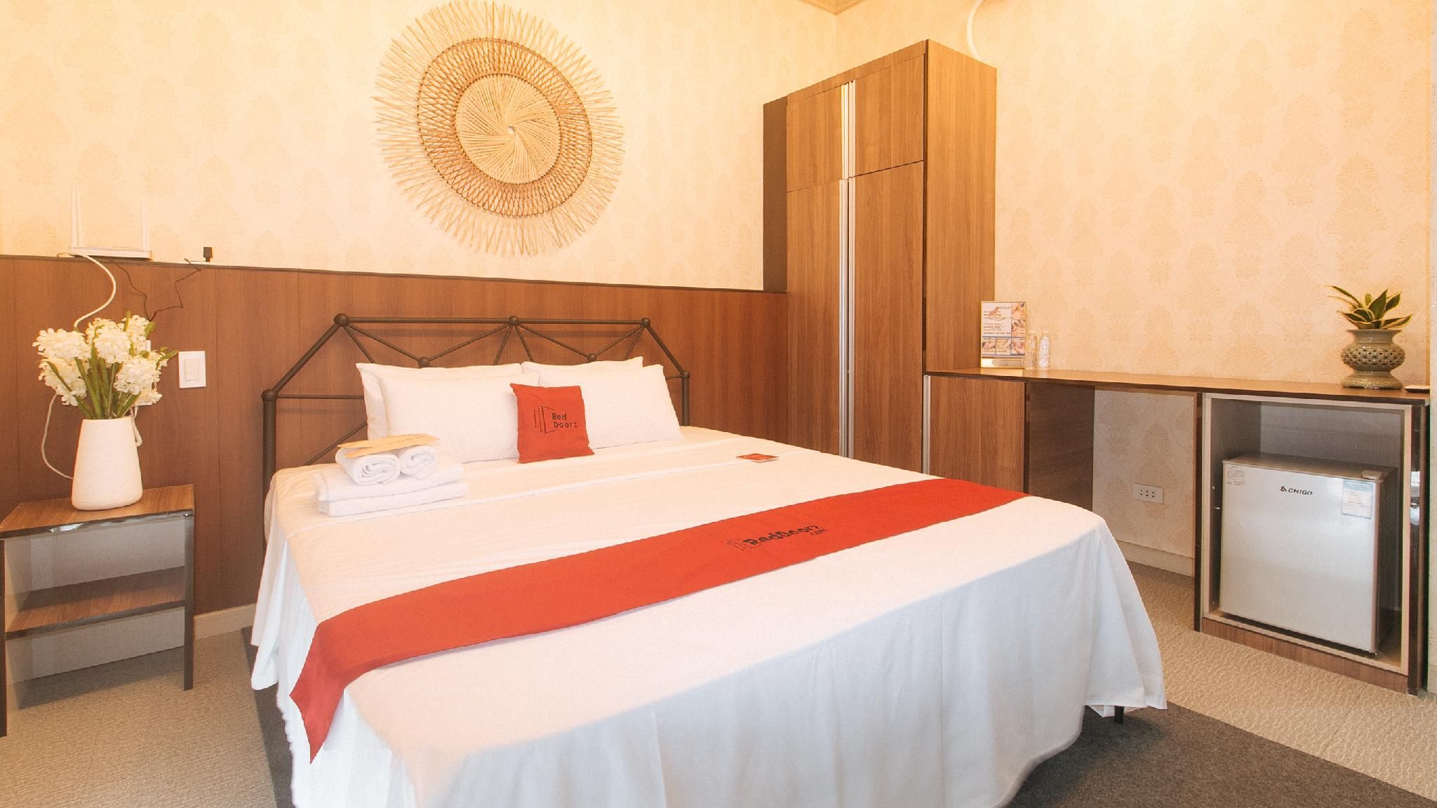 RedDoorz Premium @ Regency Sunset Hotel Executive Double Room