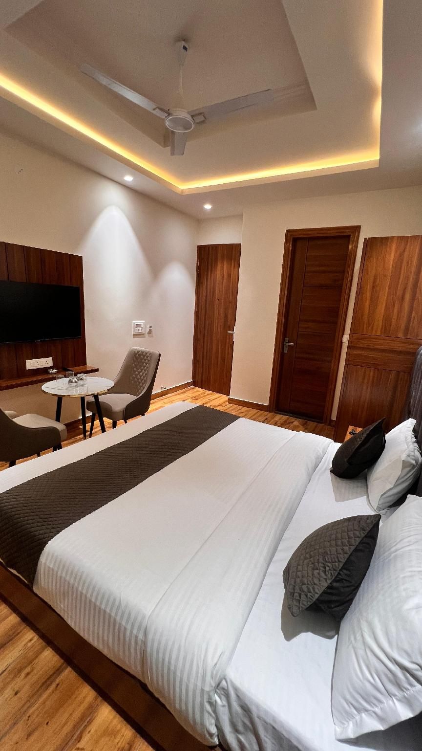 LA FALCON Super Deluxe