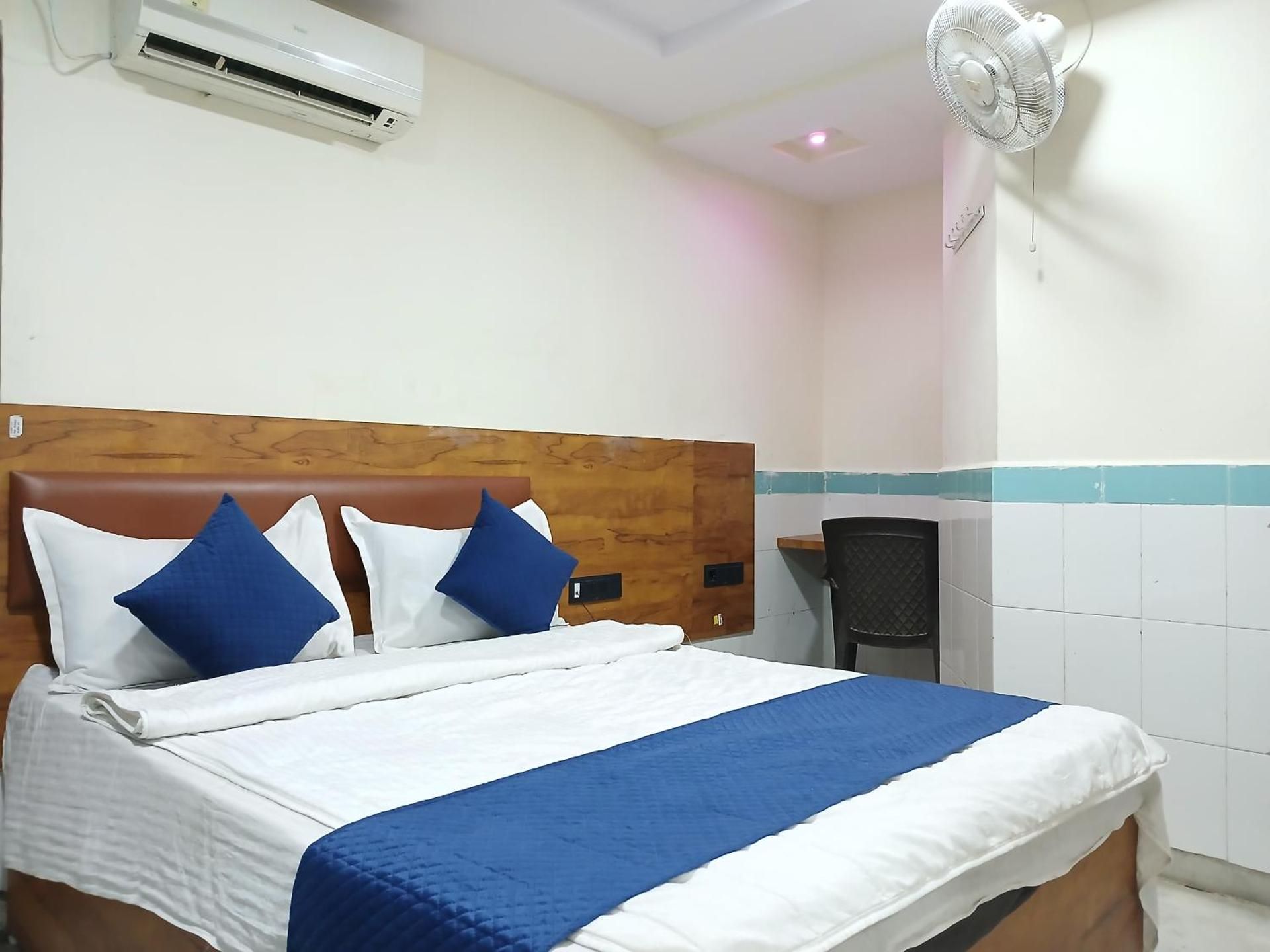 Hotel yogeshwer Deluxe Double Room 4