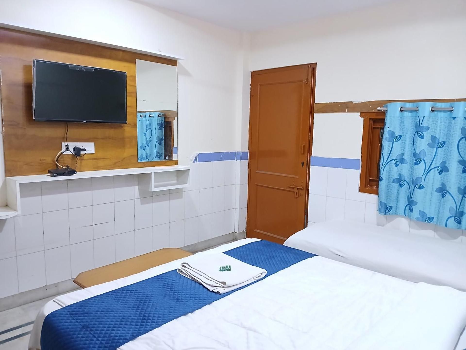 Hotel yogeshwer Deluxe Triple Room