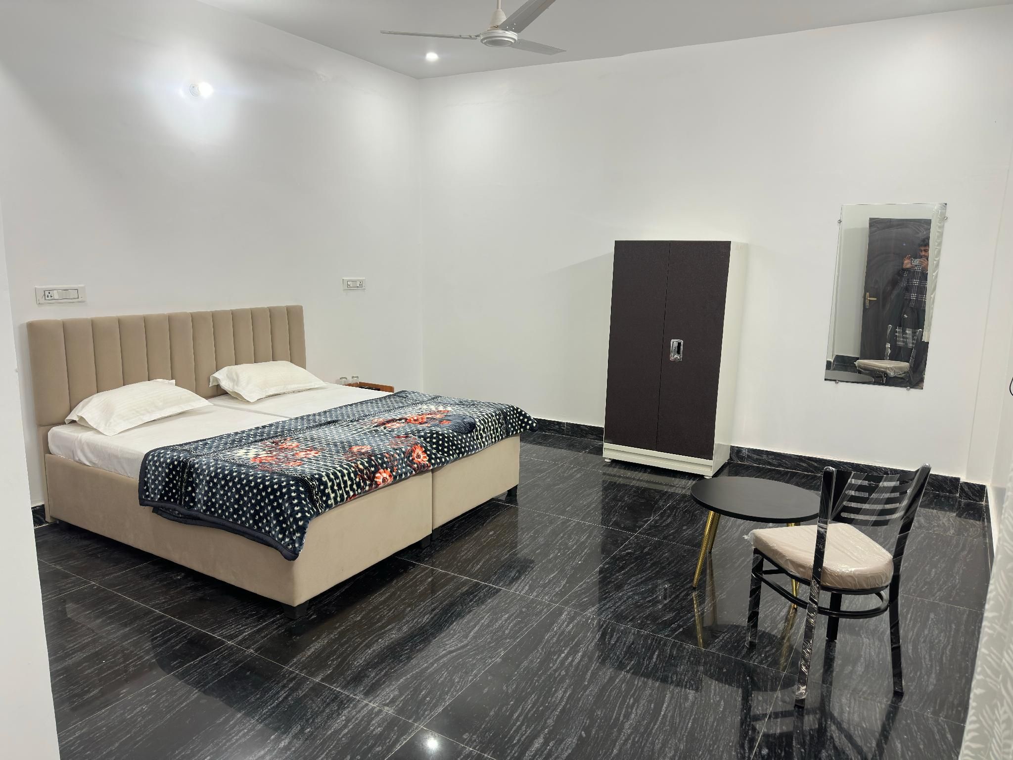 SHRI RADHA KRIPALU DHAM Deluxe 2