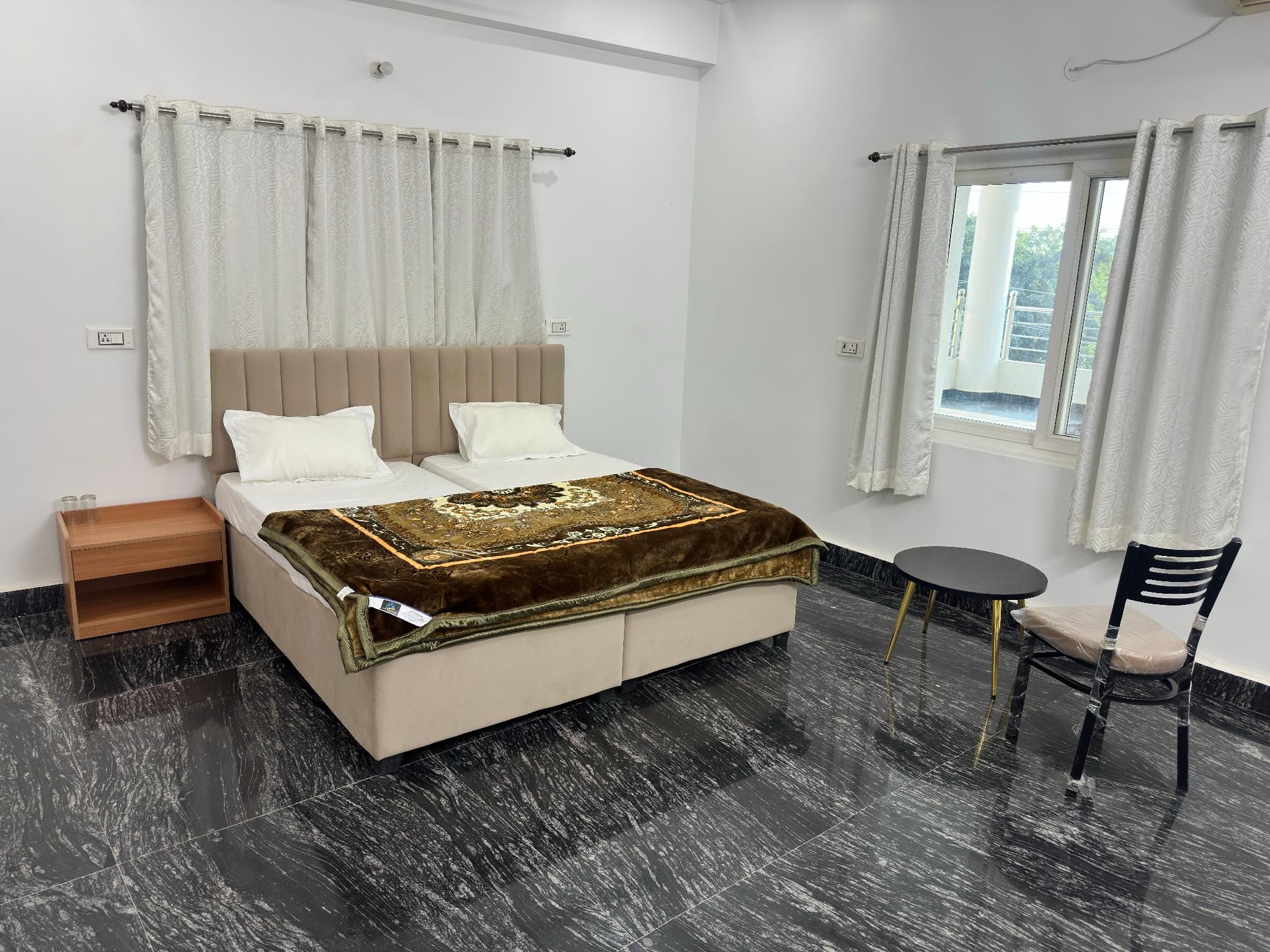 SHRI RADHA KRIPALU DHAM Deluxe