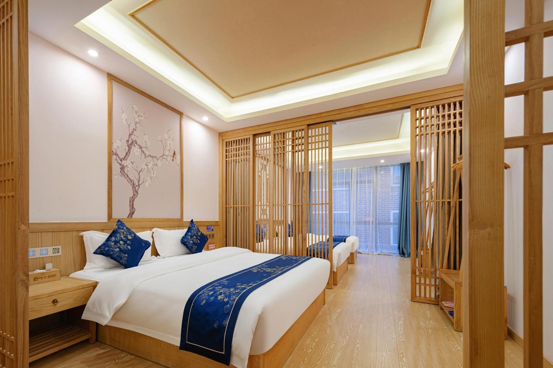 Zhangjiajie DreamWay Hotel - Free pick up service Quadruple Room with Private Bathroom 2