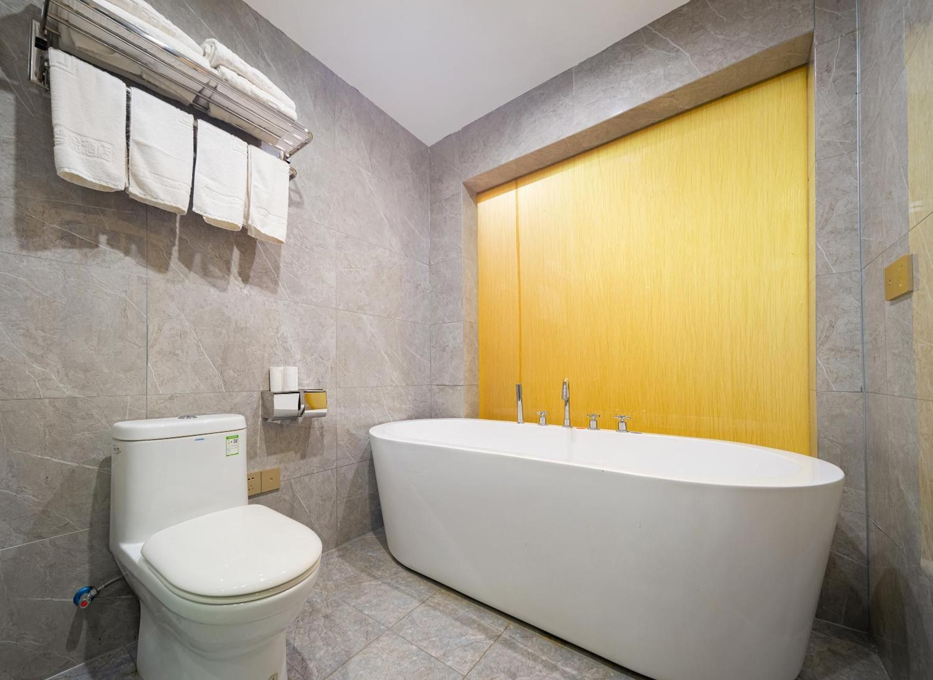 Zhangjiajie DreamWay Hotel - Free pick up service Quadruple Room with Private Bathroom 3