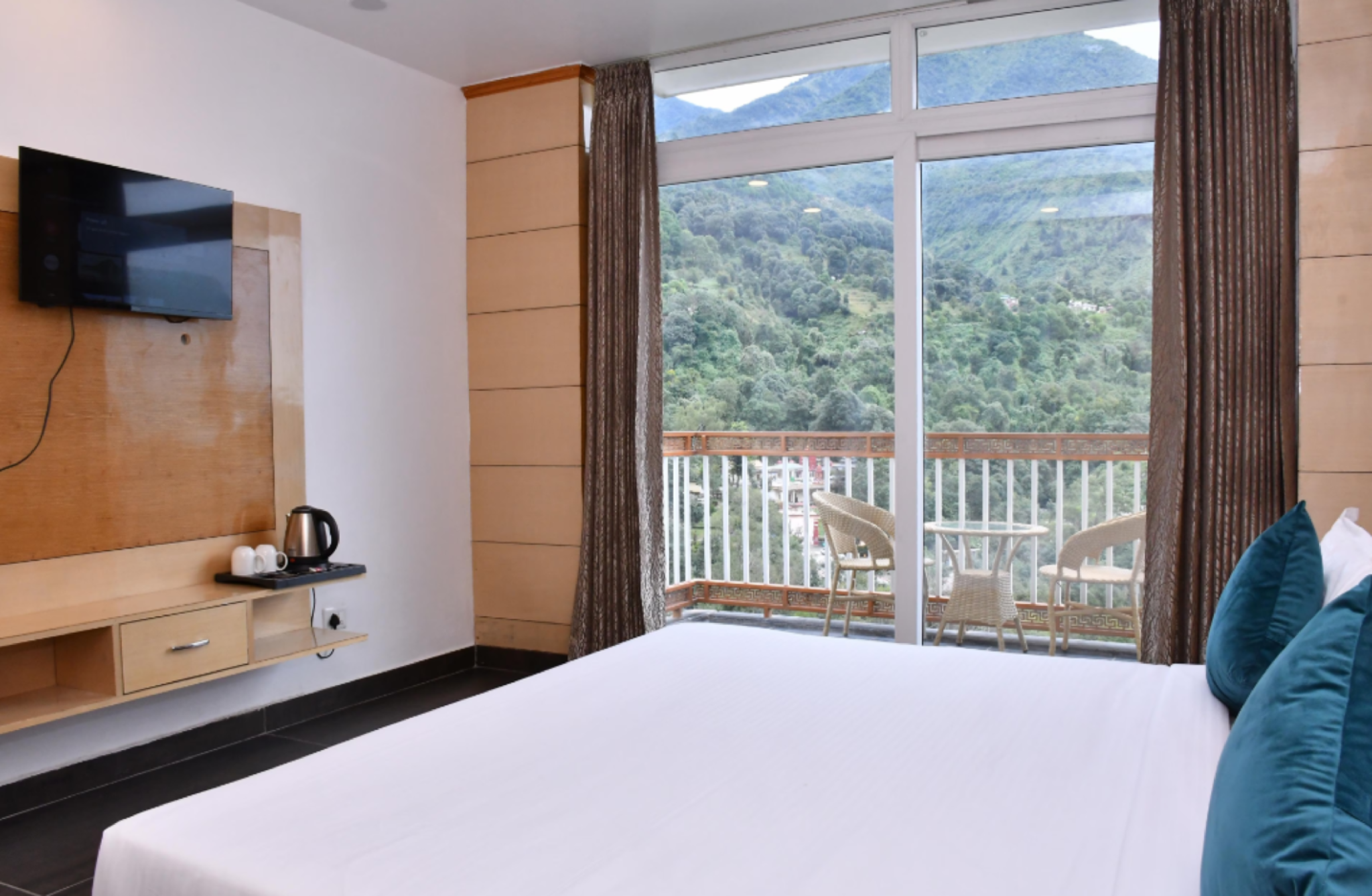 Hotel The Crown Dharamsala Deluxe Double Room 2