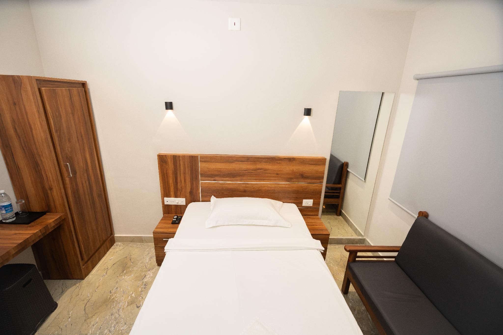 Kanak Residency Thalassary Single Bedroom with Private Bathroom 2