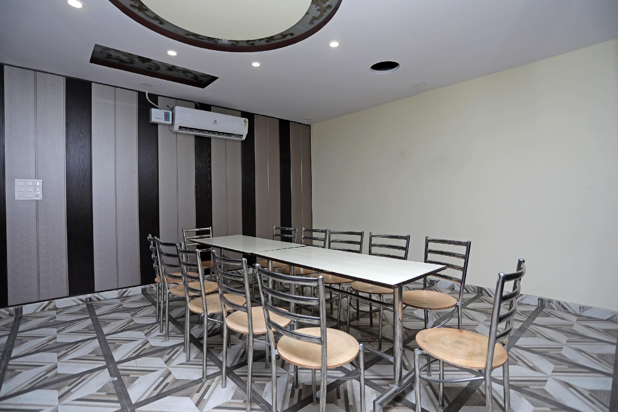 Super Hotel O Raj Palace