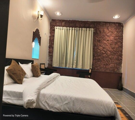 Mandore Gateway Deluxe Room AC 4