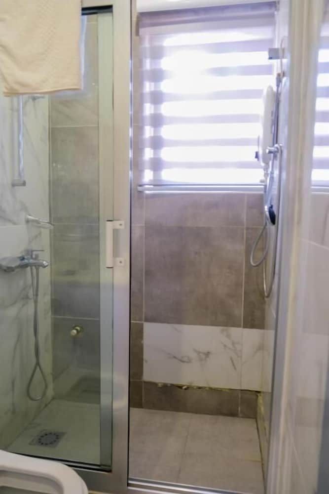 Steaman Heights Apartments Premium Apartment, 1 Bedroom, Kitchen, Pool View 2