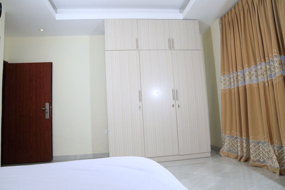 PrimeNest - 3 bedroom Apartment Luxury Apartment, Balcony 20