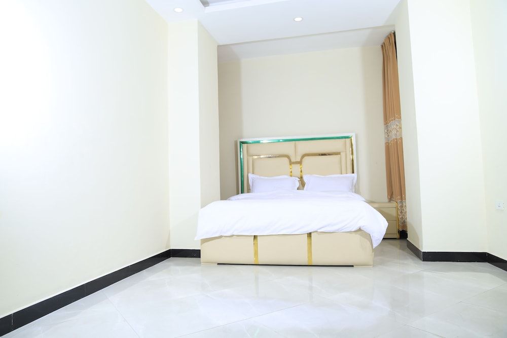 PrimeNest - 3 bedroom Apartment Luxury Apartment, Balcony