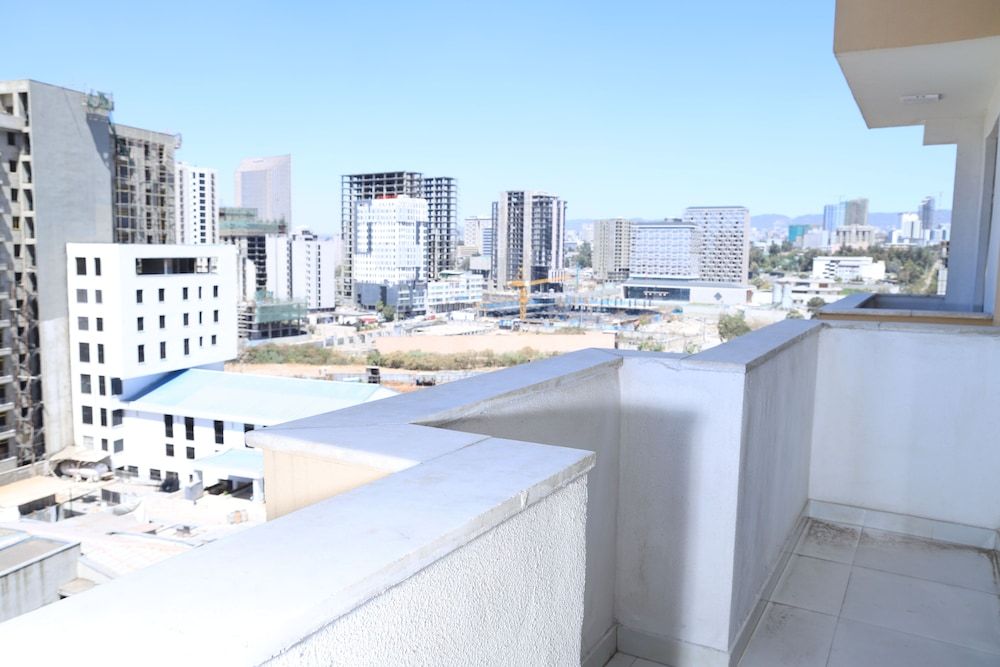 PrimeNest - 3 bedroom Apartment Luxury Apartment, Balcony 10