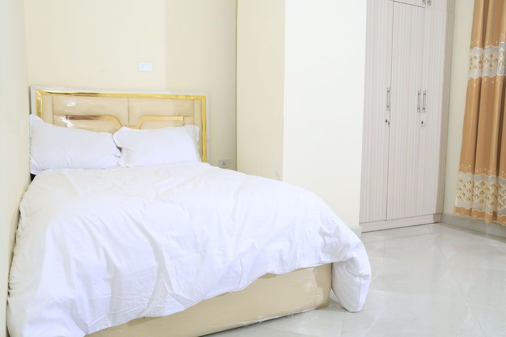 PrimeNest - 3 bedroom Apartment Luxury Apartment, Balcony 7