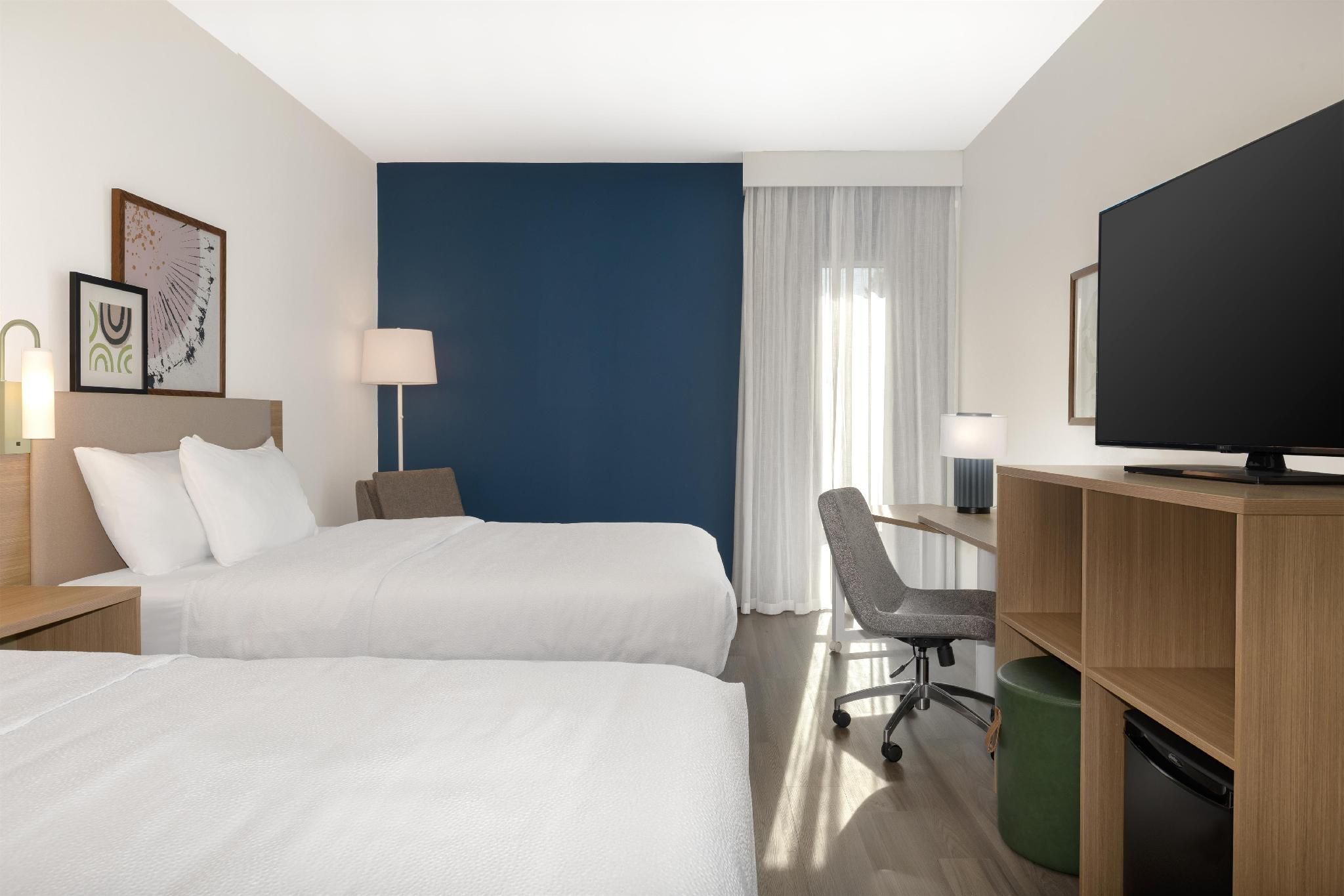 2 Queen Beds Mobility Accessible With Bathtub