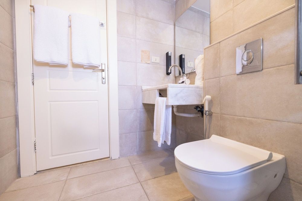 Sukoon Hotel Amman Basic Twin Room, 2 Twin Beds, City View 8