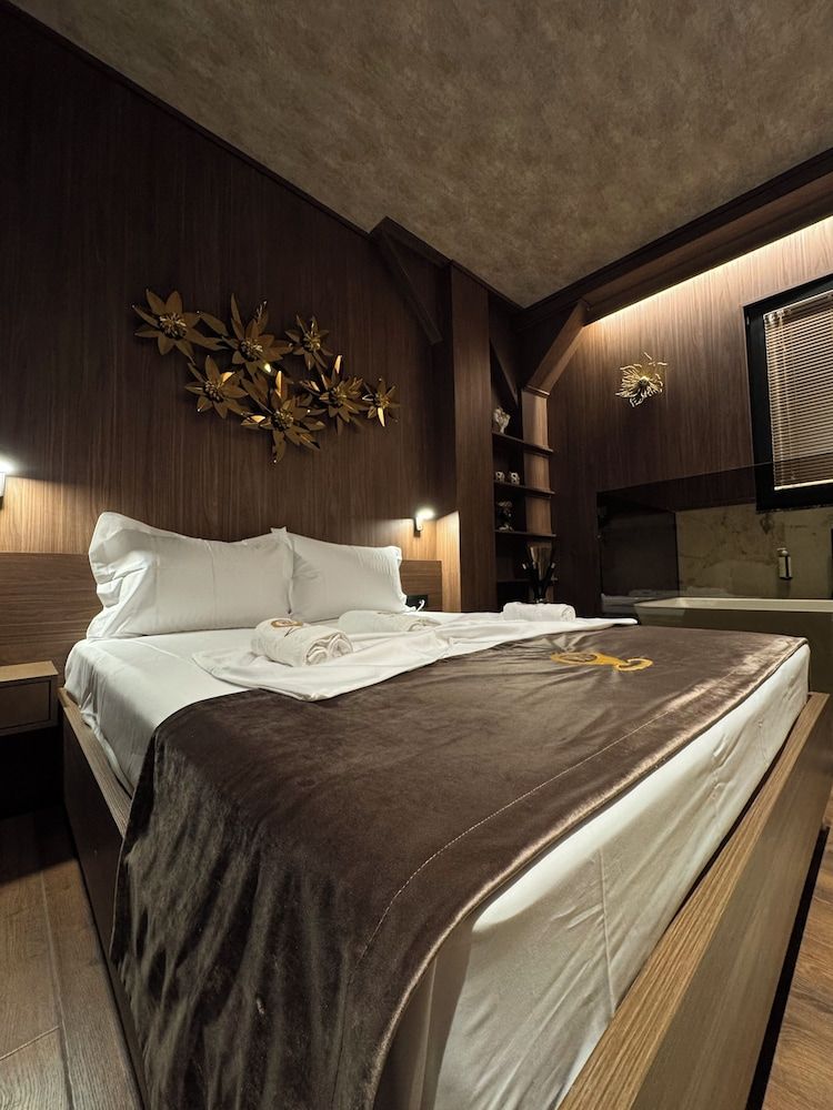 The HH Point Deluxe Suite, Bathtub 3