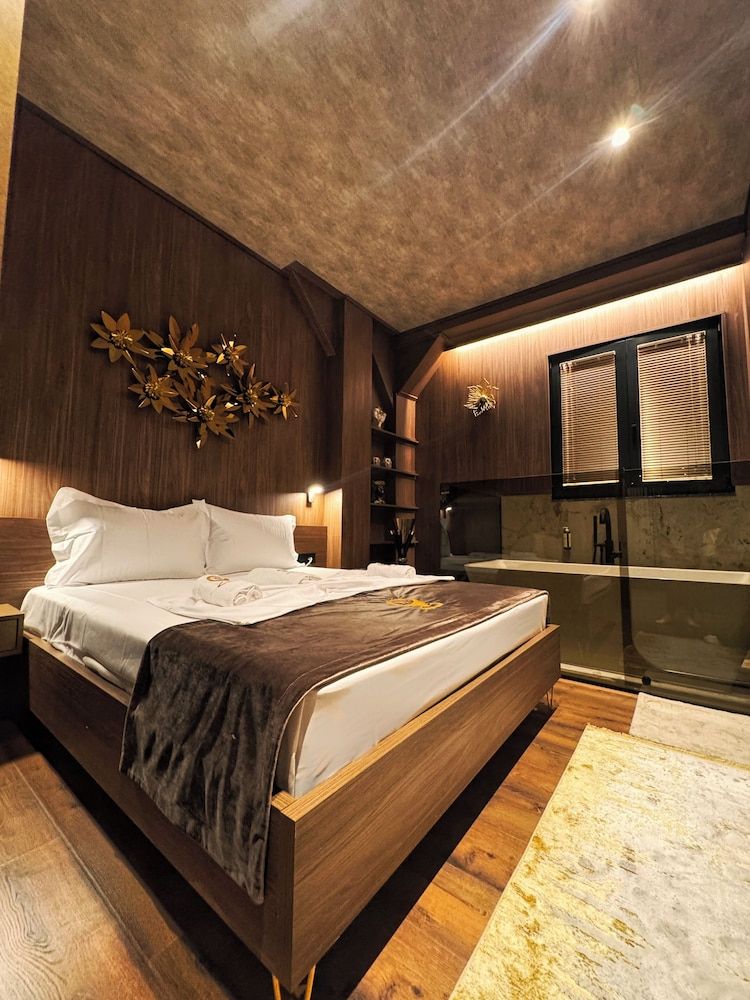 The HH Point Deluxe Suite, Bathtub 2