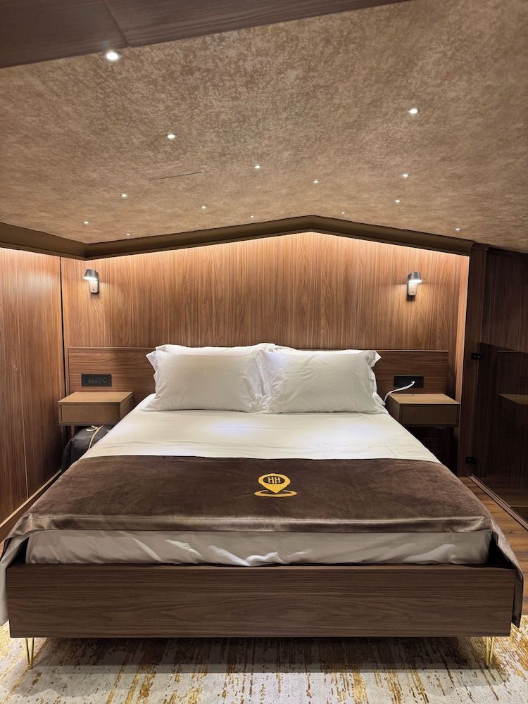 The HH Point Deluxe Suite, Bathtub