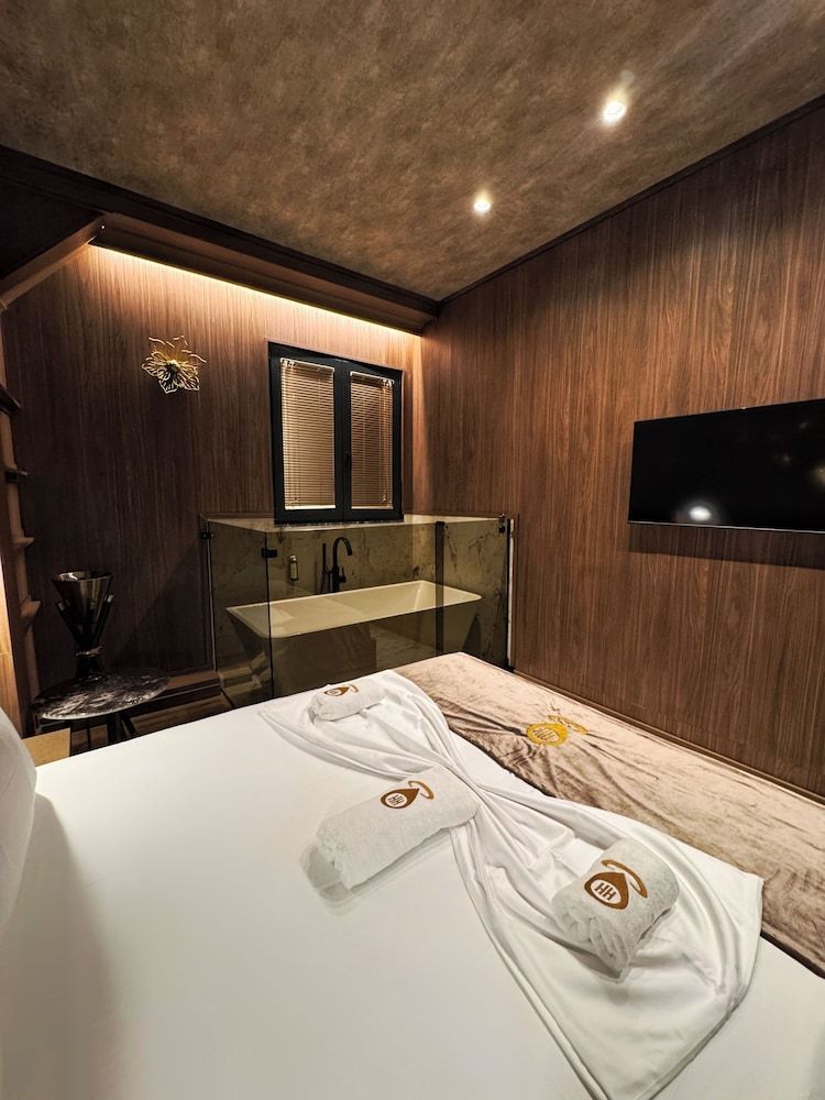 The HH Point Deluxe Suite, Bathtub 8