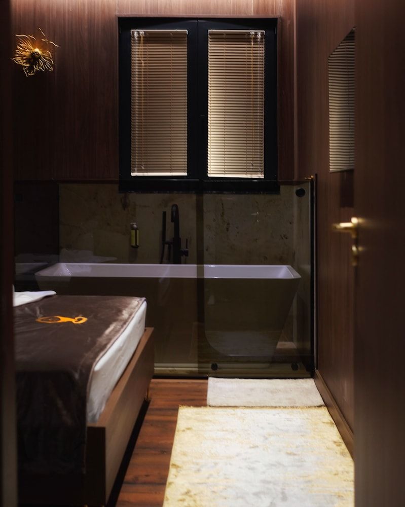 The HH Point Deluxe Suite, Bathtub 7