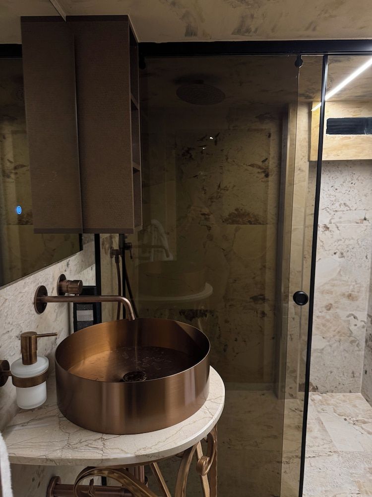 The HH Point Deluxe Suite, Bathtub 6