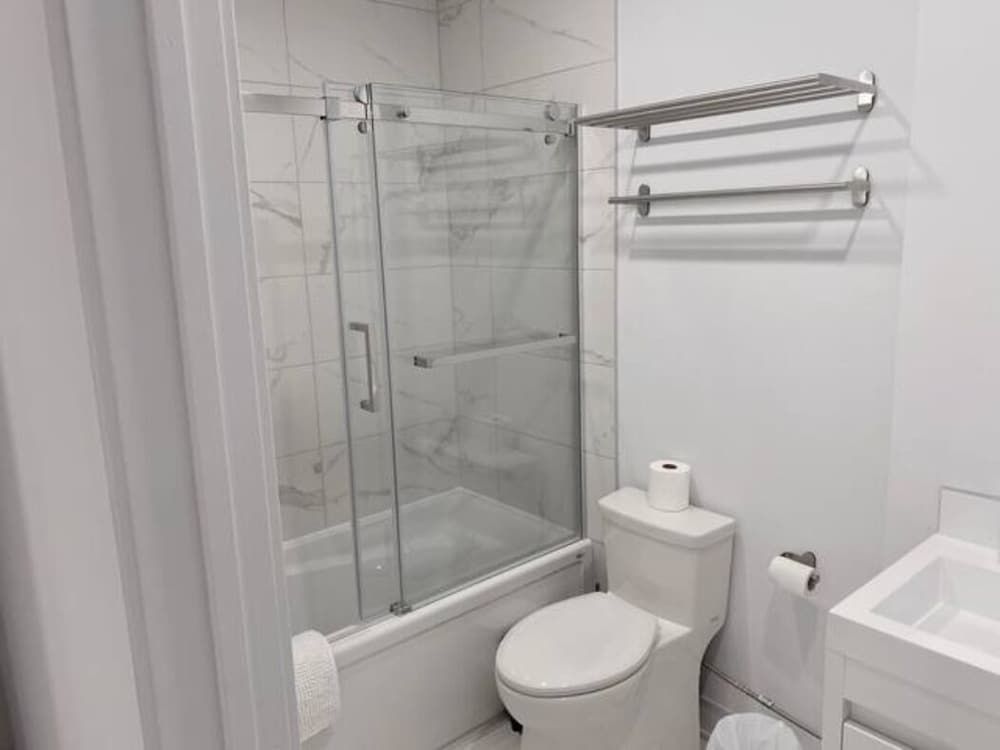 2001 Av. Beaconsfield Economy Suite 2