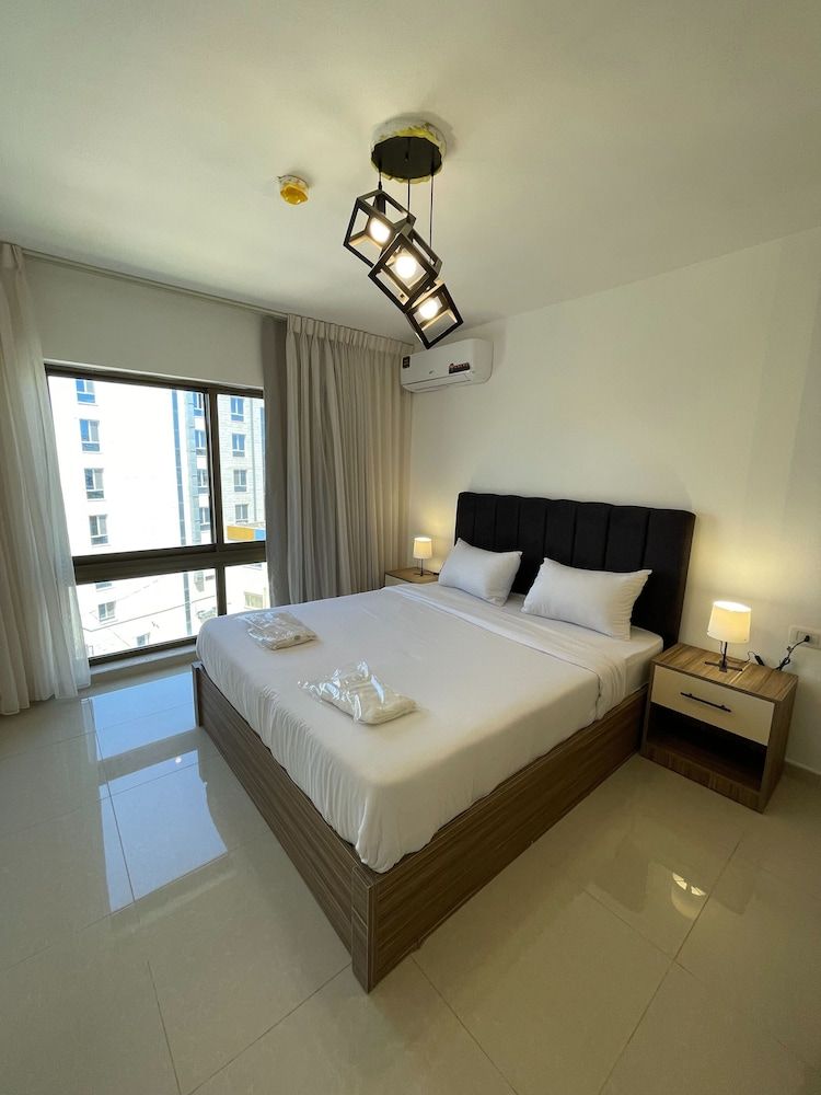 This Special Place Boasts an Unbeatable Location Apartment, 2 Bedrooms, Accessible, Smoking 8