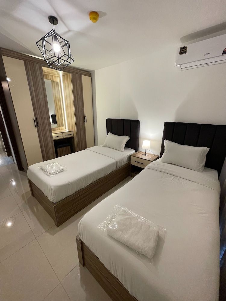 This Special Place Boasts an Unbeatable Location Apartment, 2 Bedrooms, Accessible, Smoking 5