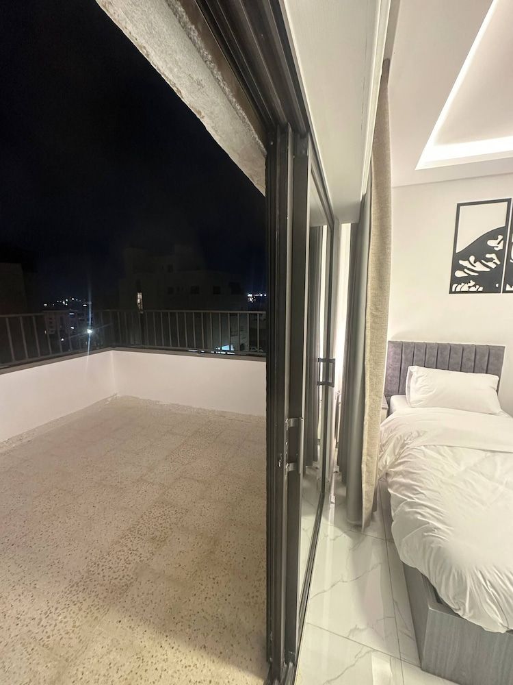 Cozy Rooftop Near Al Services 23 Apartment, 2 Bedrooms, Accessible, Smoking