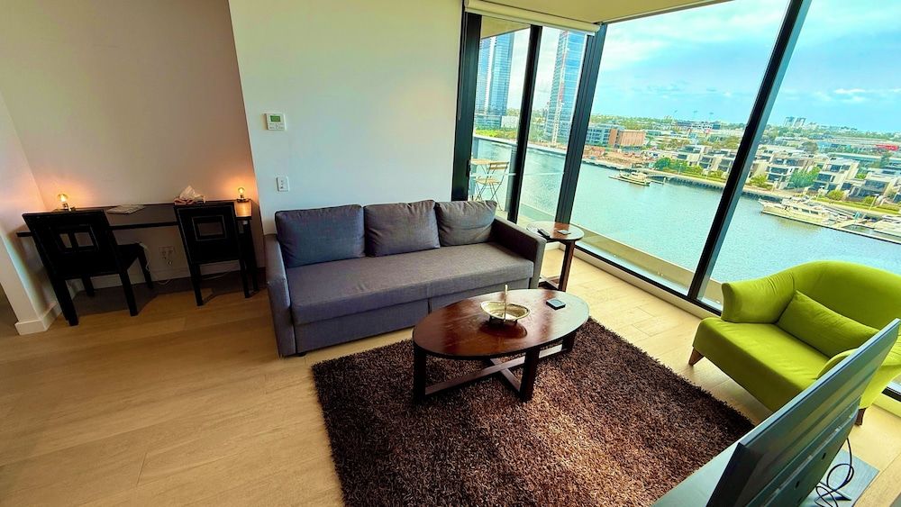 Yarra Accommodation Deluxe Apartment, Balcony, River View 9