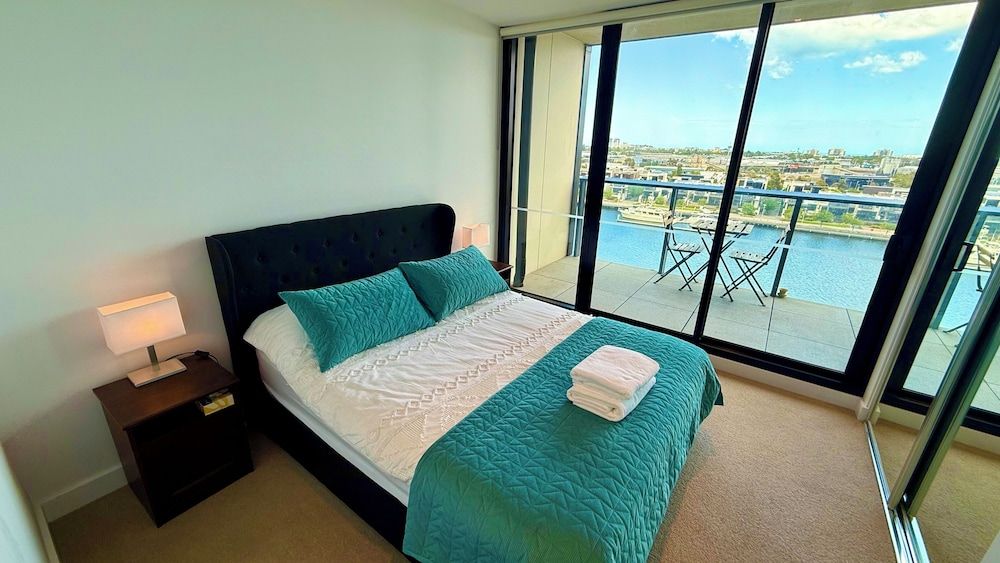 Yarra Accommodation Deluxe Apartment, Balcony, River View 3