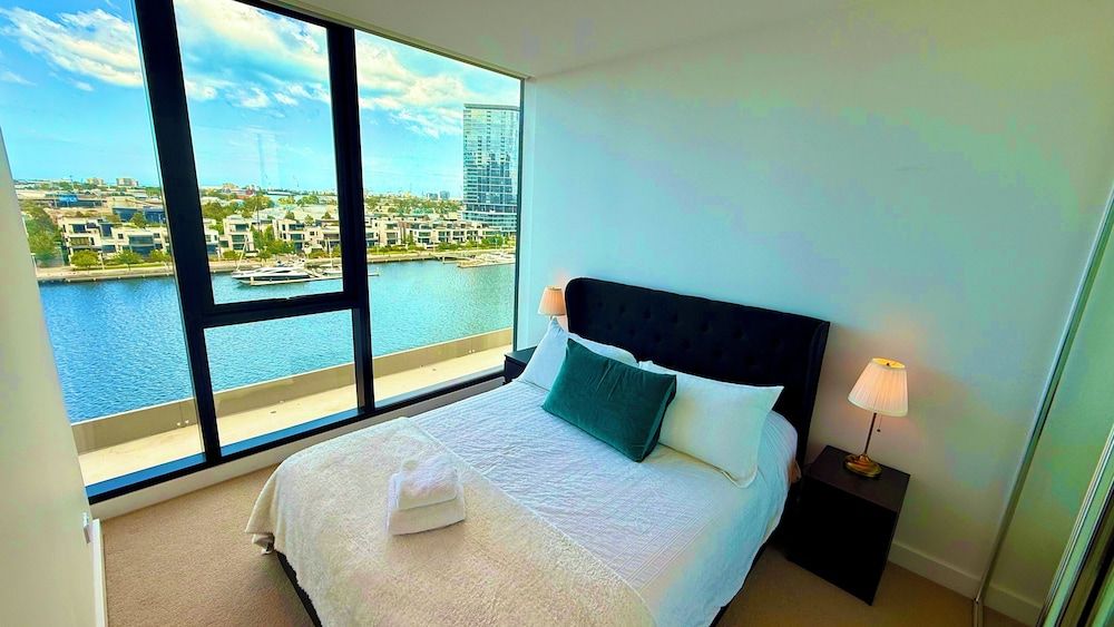 Yarra Accommodation Deluxe Apartment, Balcony, River View 5