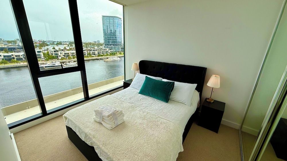 Yarra Accommodation Deluxe Apartment, Balcony, River View 2
