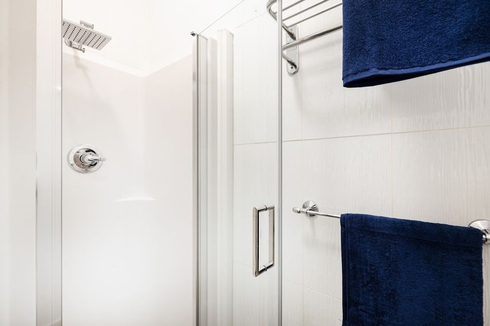 The Guesthouse Vancouver Downtown Pet Friendly Twin Room with Shared Washroom 5