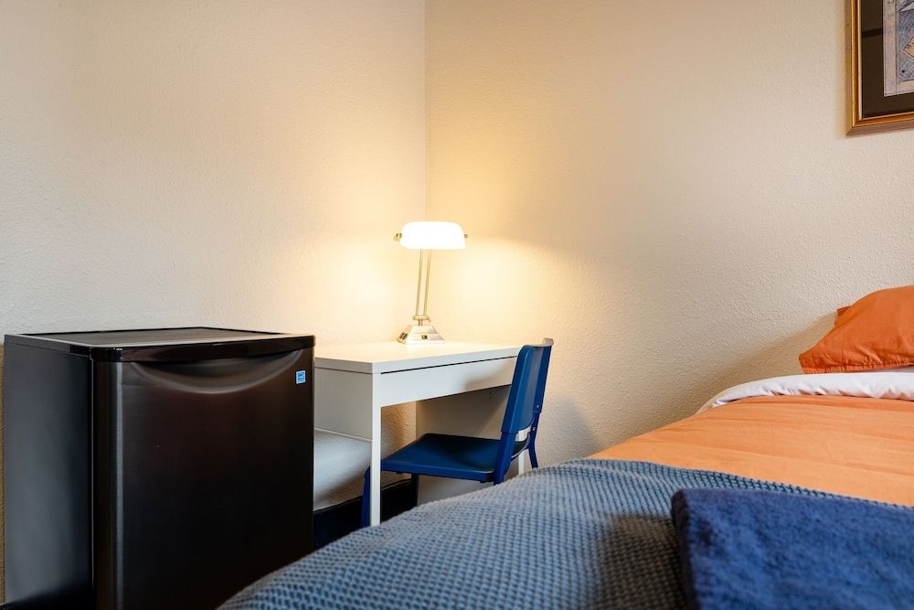 The Guesthouse Vancouver Downtown Pet Friendly Twin Room with Shared Washroom 6