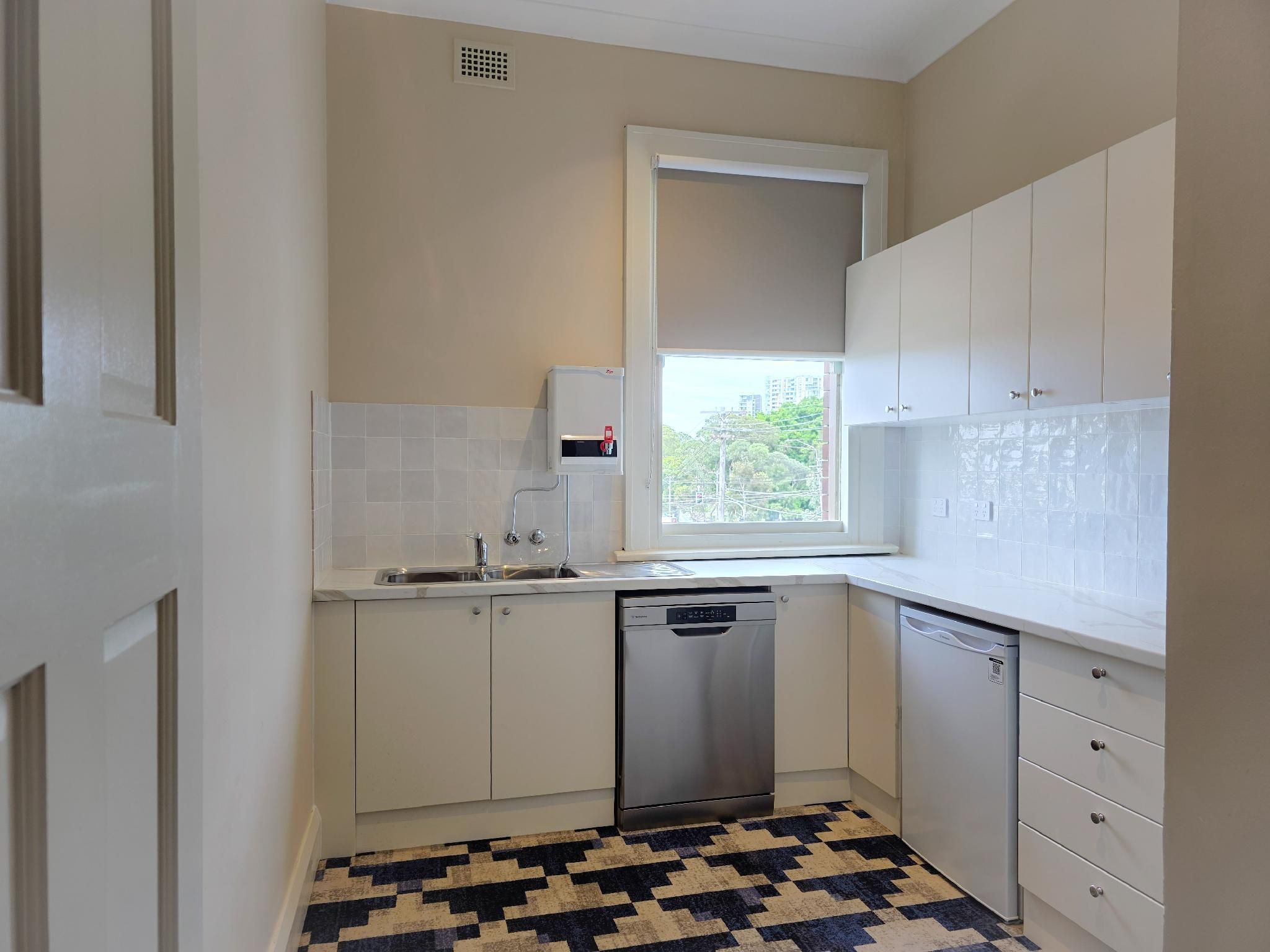 Riverview Queen Room Shared Bathroom