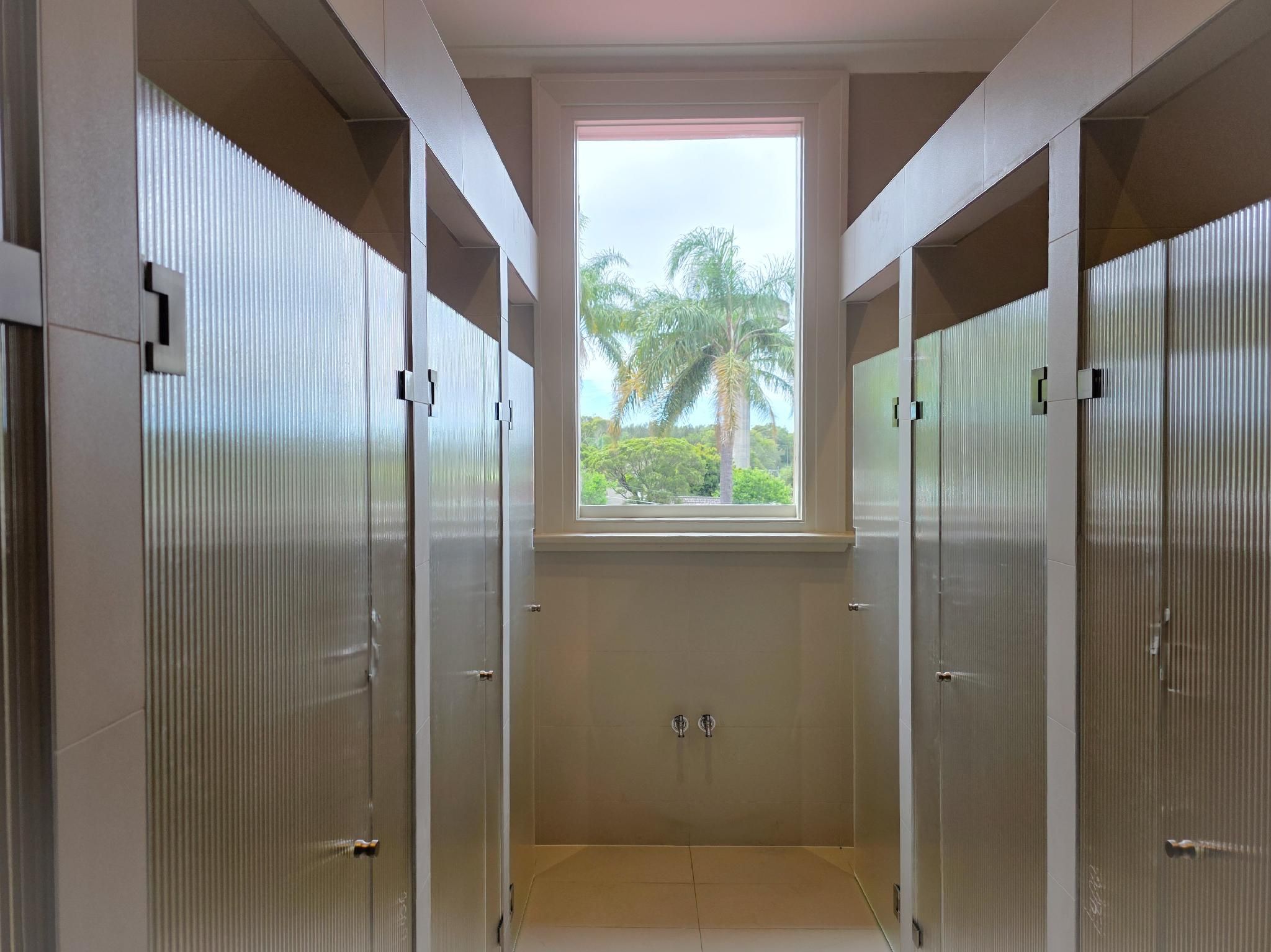 Riverview Hotel Tempe Queen Room Shared Bathroom 3