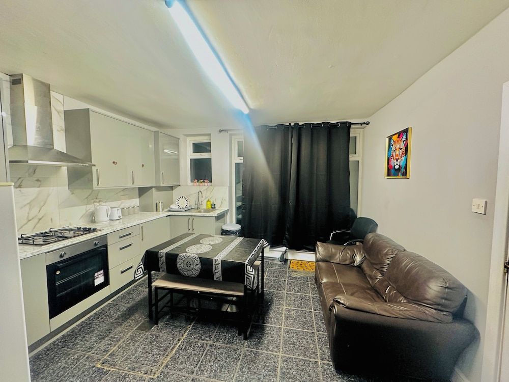 Heathrow roomzzzz B&B Classic Double Room, Non Smoking, Garden Area 51