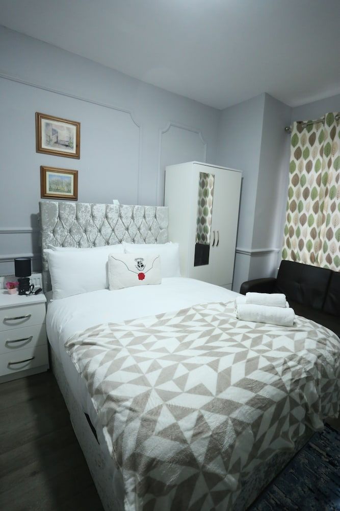 Heathrow roomzzzz B&B Classic Double Room, Non Smoking, Garden Area 28