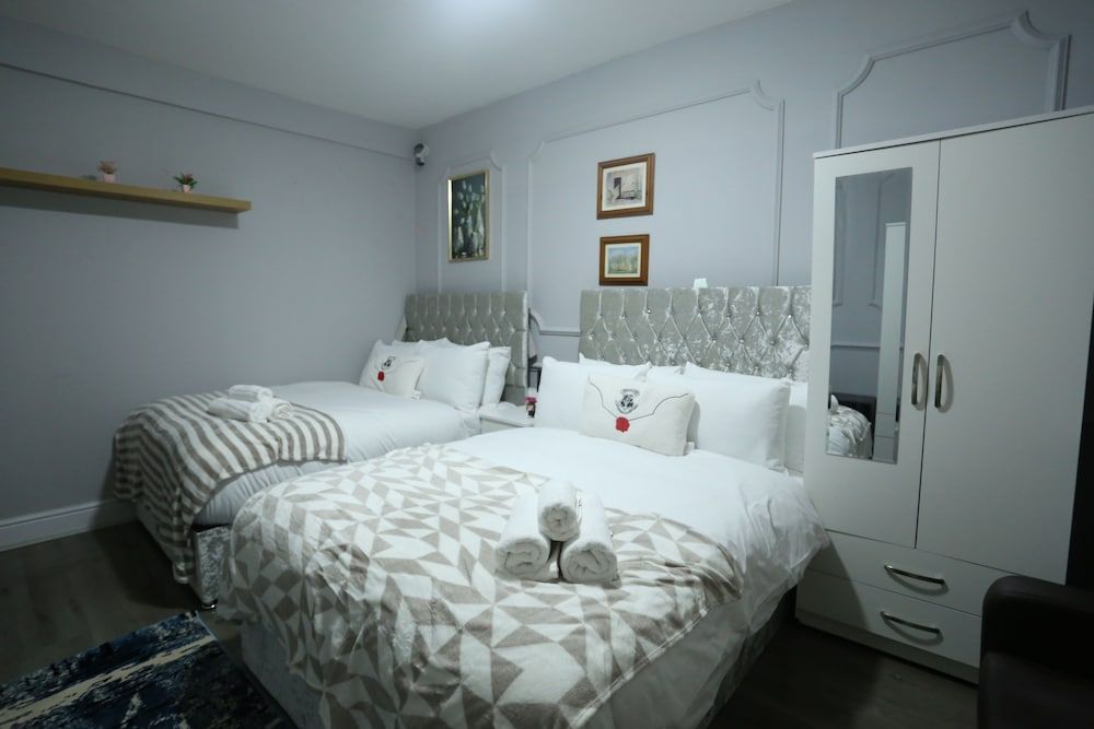 Heathrow roomzzzz B&B Classic Double Room, Non Smoking, Garden Area 27