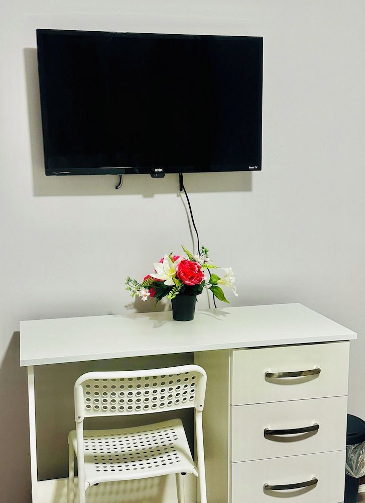 Heathrow roomzzzz B&B Classic Double Room, Non Smoking, Garden Area 47