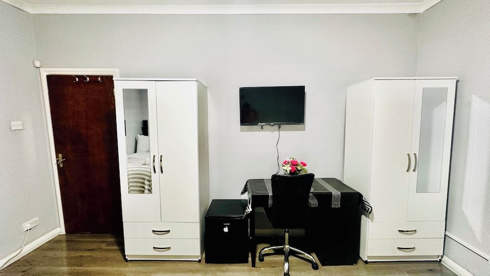 Heathrow roomzzzz B&B Classic Double Room, Non Smoking, Garden Area 54