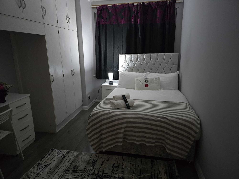 Heathrow roomzzzz B&B Classic Double Room, Non Smoking, Garden Area 30