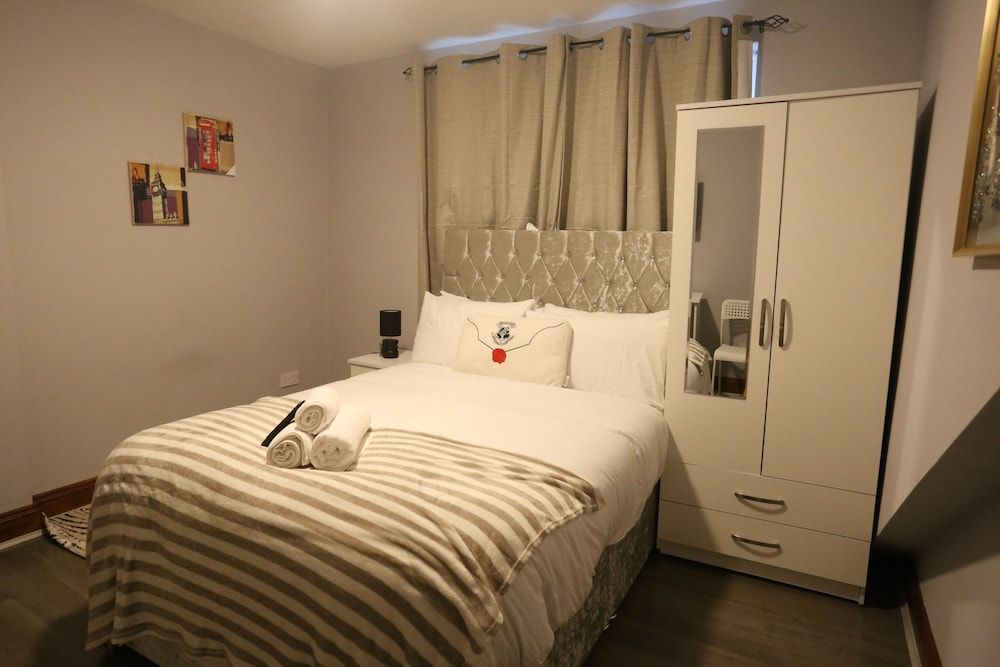 Heathrow roomzzzz B&B Classic Double Room, Non Smoking, Garden Area 11