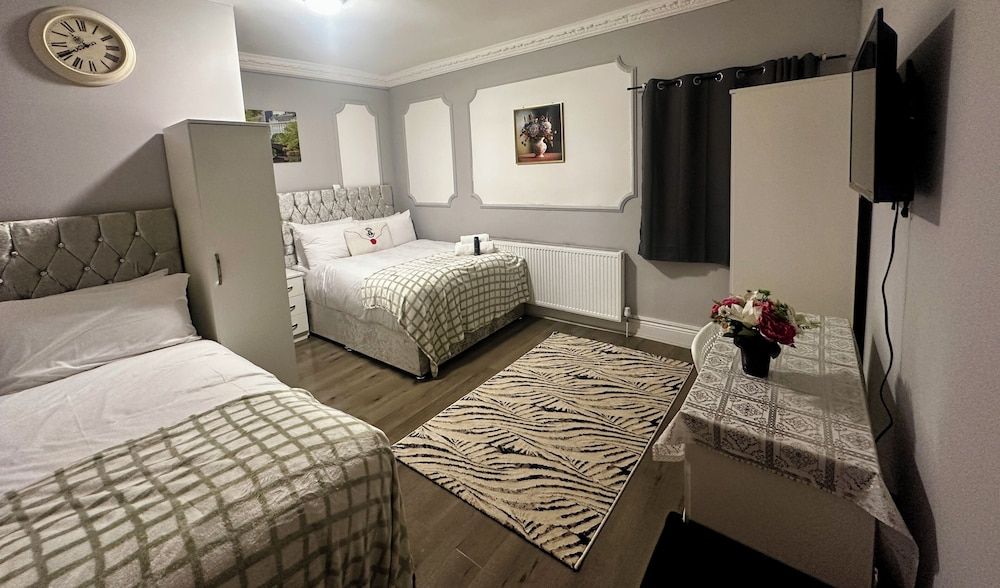 Heathrow roomzzzz B&B Classic Double Room, Non Smoking, Garden Area 6