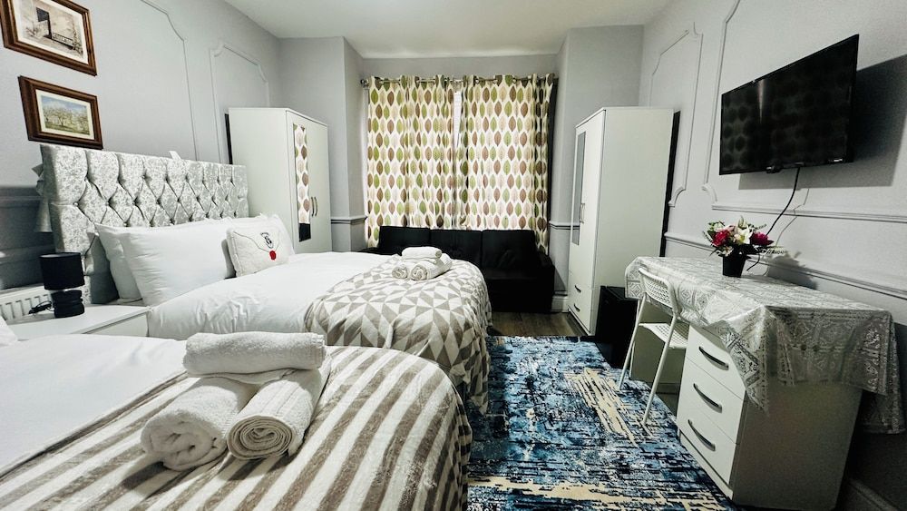 Heathrow roomzzzz B&B Classic Double Room, Non Smoking, Garden Area 9