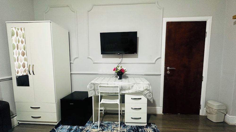 Heathrow roomzzzz B&B Classic Double Room, Non Smoking, Garden Area 53