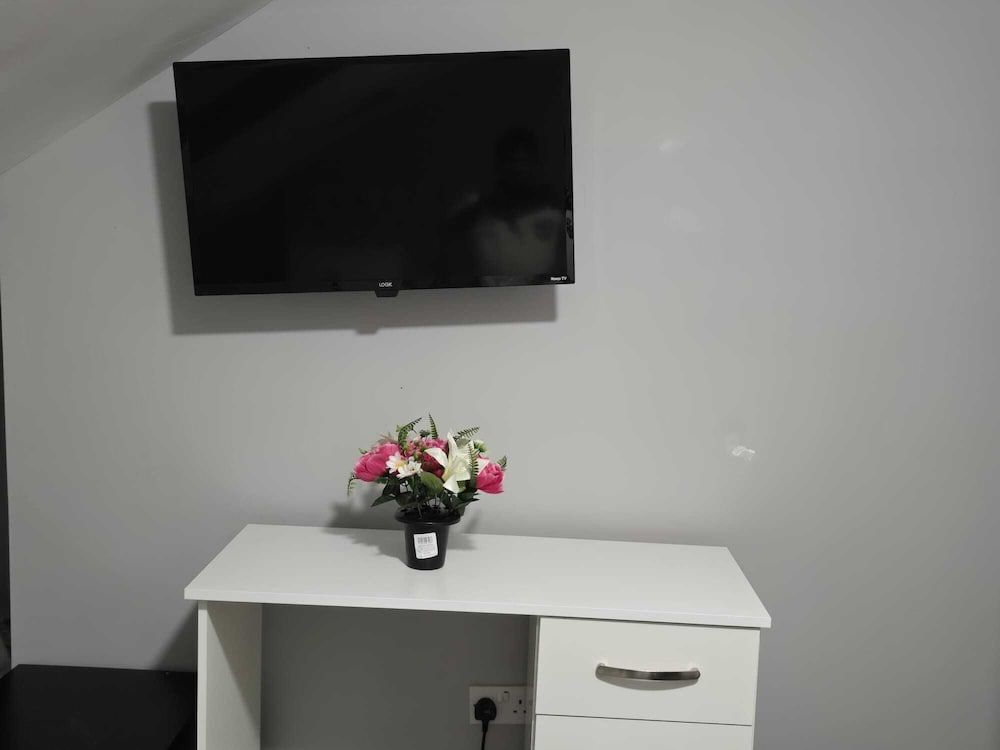 Heathrow roomzzzz B&B Classic Double Room, Non Smoking, Garden Area 52