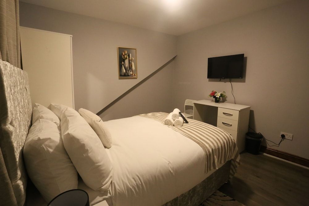 Heathrow roomzzzz B&B Classic Double Room, Non Smoking, Garden Area 17