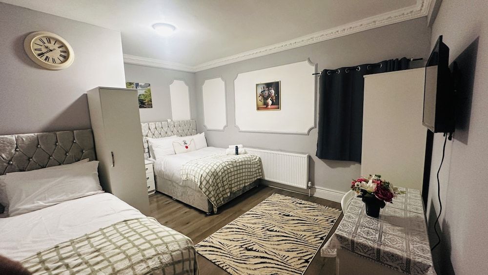 Heathrow roomzzzz B&B Classic Double Room, Non Smoking, Garden Area 5